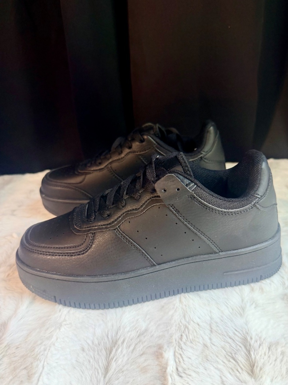 Berness Black Low-Top Sneakers With A Silver Butterfly Chain - Picture 7 of 9